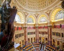 The library of Congress contains about 164 million The library of Congress contains about 164 million items on 838 miles of shelving. Talk about a reader?s paradise! There are 38 million books and oth